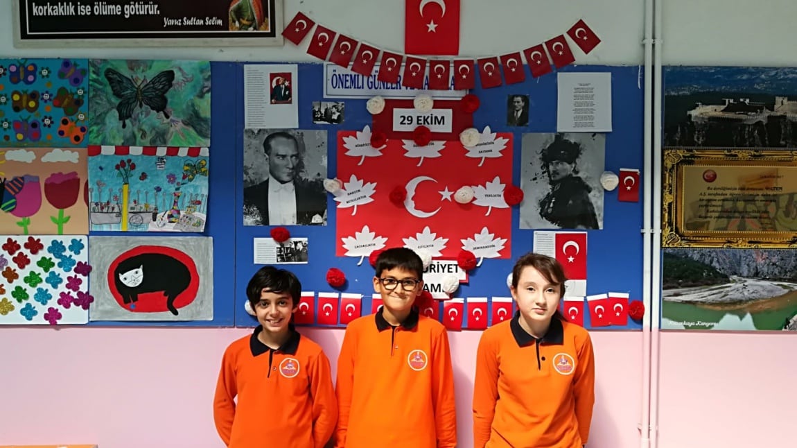 Türkçe Öğretmenimiz Zeynep KAZANCIOĞLU ve öğrencilerinin Cumhuriyet Bayramı konulu panosu.