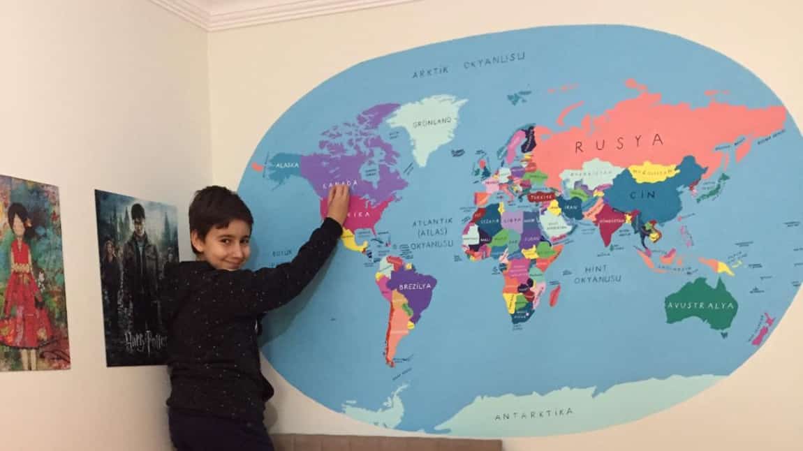 5A Sınıfı Öğrencilerimizden Ege KAYA 'nın Odasının Duvarına Çizdiği Dünya Haritası